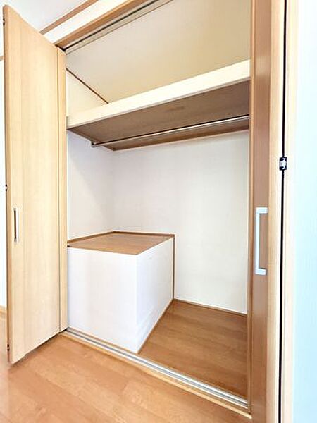 【廊下収納】ご家族で使われるものなどを収納して置いていただけそうですね。ファミリークローゼットよりは少し小さいですがそのようにお使いいただくことも可能です。