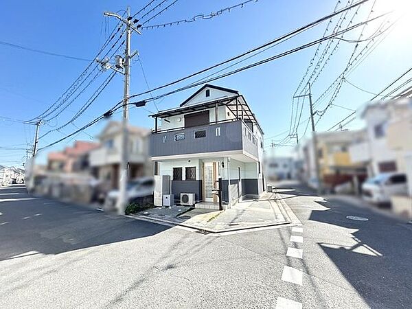 【外観】引きで撮影しております。2方角地北東側から撮影しております。角地なので採光はもちろんのこと通風・駐車等様々なところで利点がありますね。