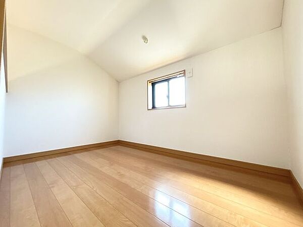 【2階洋室約6帖のロフト】約3帖ほどのロフトになっております。季節ものや普段そこまで使わないもの、趣味部屋等いろいろと使い用途はありそうですね。
