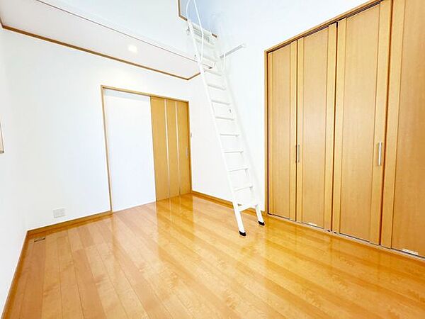 【2階洋室約6帖】別アングルから撮影しております。収納とロフトがございますので物が多くても動線確保できて嬉しいですね。