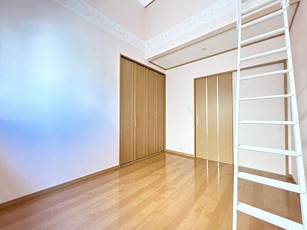 【納戸約6帖】採光が足りておらず納戸表記となっておりますが西側洋室と遜色ないくらいの広さと天井高さございますので洋室としてもお使いいただくことが可能です。