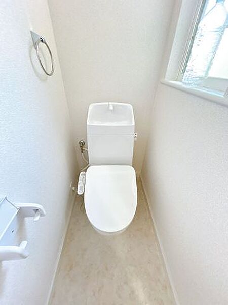【リフォーム済み】トイレは新品交換しました。キズや汚れが付きにくい加工が施してあるのでお手入れが簡単です。直接肌に触れるトイレは新品が嬉しいですよね。
