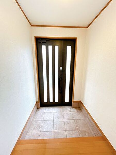 【玄関内】玄関内になります。落ち着いた配色になってますね。