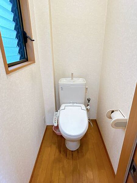 【二階トイレ部分】ウォッシュレット付きのトイレになっております。