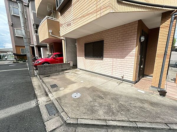 【駐車場】角地のため、余裕のある駐車になっております。