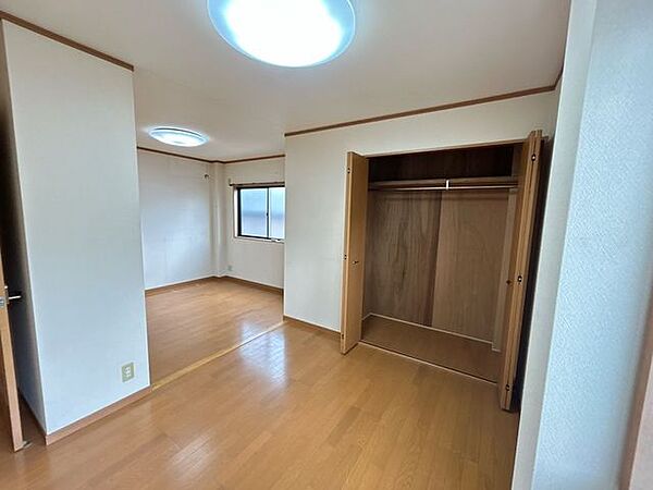 【洋室5.5帖部分】全室収納が広くとれており、置く場所困りません。