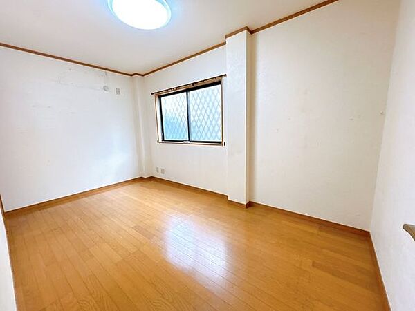 【洋室6帖】一階洋室6帖部分になります。一階にあるお部屋はお風呂場と、トイレが近くて、移動が楽ちんですね。