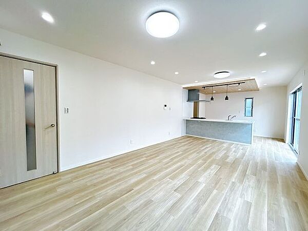 【リフォーム済】LDK別角度　壁天井クロス張替え、床フロアタイル施工で綺麗な空間に仕上げております。