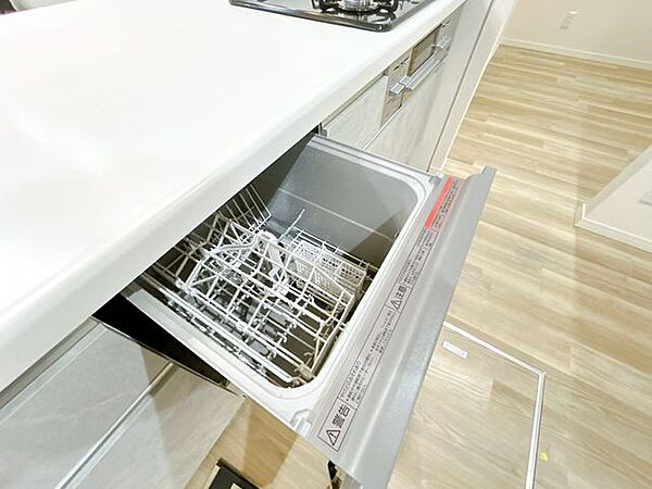 【リフォーム済】食洗機　キッチンには食洗機がついております。洗い物の量が多い時に重宝しますよ。