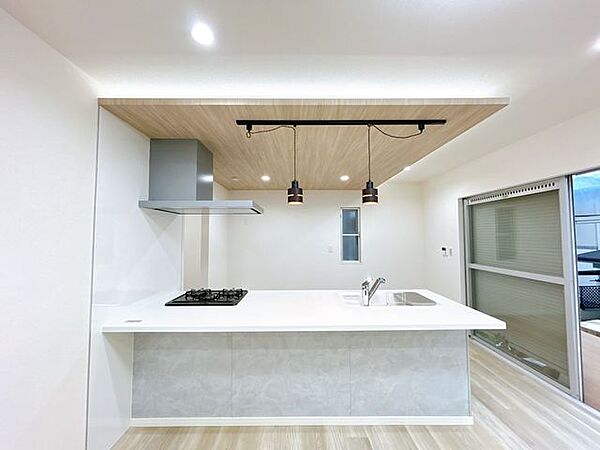 【リフォーム済】キッチン新品交換済み。人工大理石のカウンタートップが広く、ダイニング側の机としても使っていただけます。