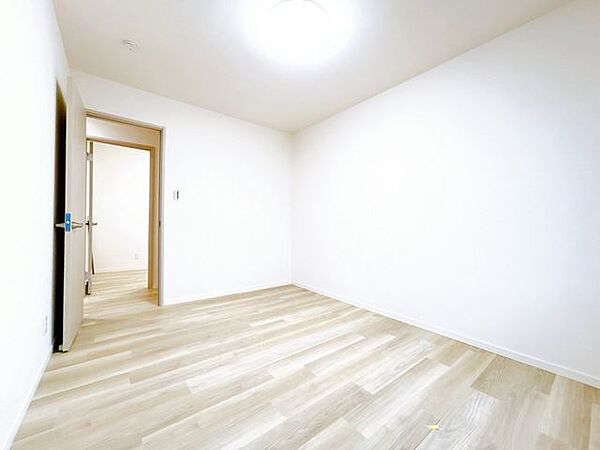 【リフォーム済】2階北東側から2番目の洋室約6帖です。壁天井クロス張替え、床フロアタイル施工で綺麗に仕上がっております。