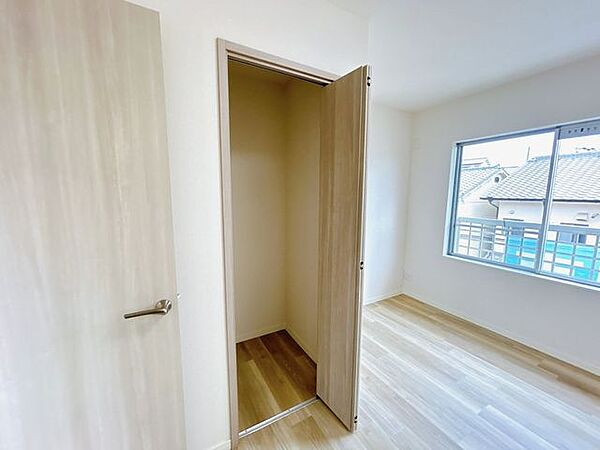 【リフォーム済】2階南西側洋室約5.5帖収納。建具新品交換済み。