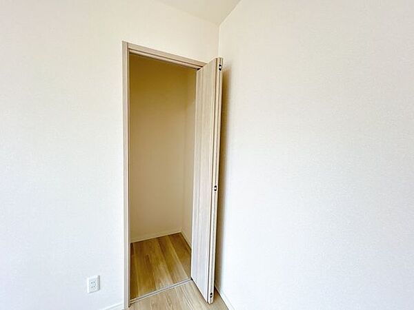 【リフォーム済】2階南西側から2番目の洋室約6帖　収納。建具新品交換済み。
