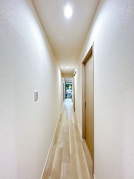 【リフォーム済】1階廊下　壁天井クロス張替え、床フロアタイル施工で綺麗に仕上がっております