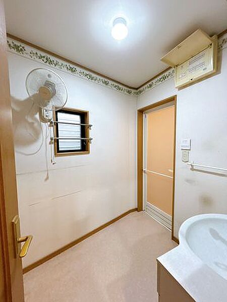 【脱衣所】広々とした脱衣所です。