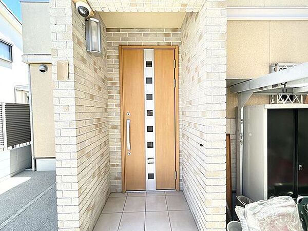 【玄関外部】鍵2か所施錠していただく必要があるので防犯面も安心感があります。また、玄関ドアもスタイリッシュでいいですね。