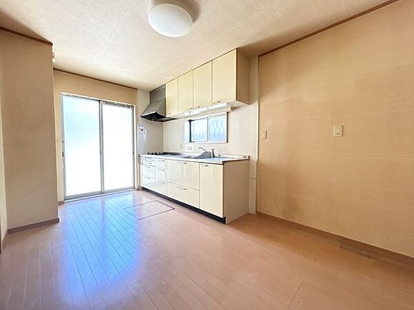 【リビング】ダイニング・キッチンとしてお使いいただけるお部屋になっております。キッチン横には冷蔵庫を置いていただき、画像手前にはテーブルを置いていただけますのでレイアウトも想像しやすいですね。