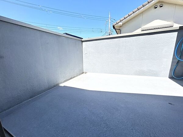 【バルコニー】一般的なお家よりよりワイドなバルコニーになっております。洗濯物も干しやすく日当たりもいいのですぐ乾きそうですね。