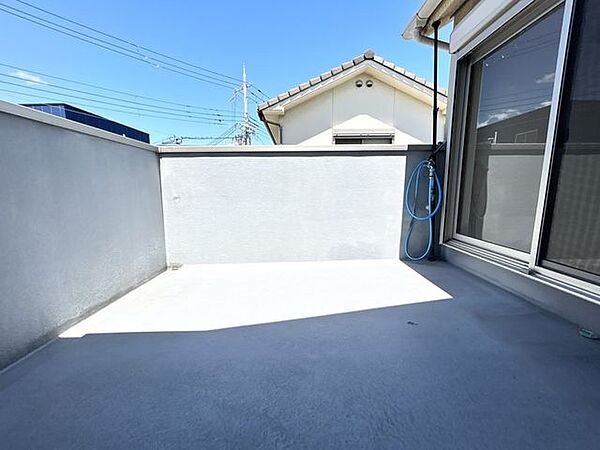 【バルコニー】別アングルから撮影しております。2つのお部屋から出入りすることができるので状況によって使い分けができそうですね。
