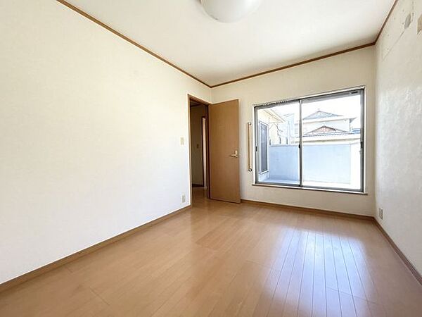【2階北側洋室約6帖】別アングルから撮影しております。ベットの配置などもしやすい形になっておりますのでレイアウトもご内覧時相談してください。