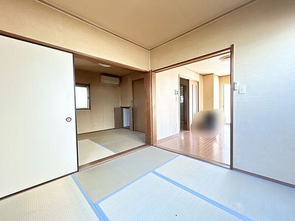 【1階北側和室約4.5帖】別アングルから撮影しております。南側の和室とも隣接しておりますのでお客様によって使用用途様々変えれそうですね。