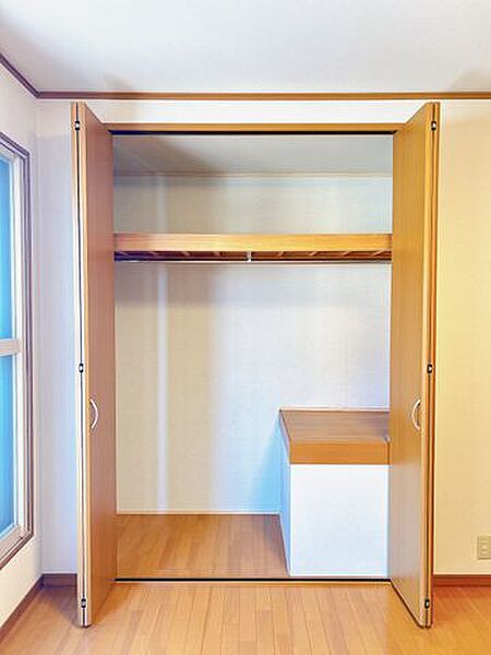 【リフォーム中】2階洋室クローゼット。1帖分の収納になりますのでお洋服の多い方でも安心ですね。