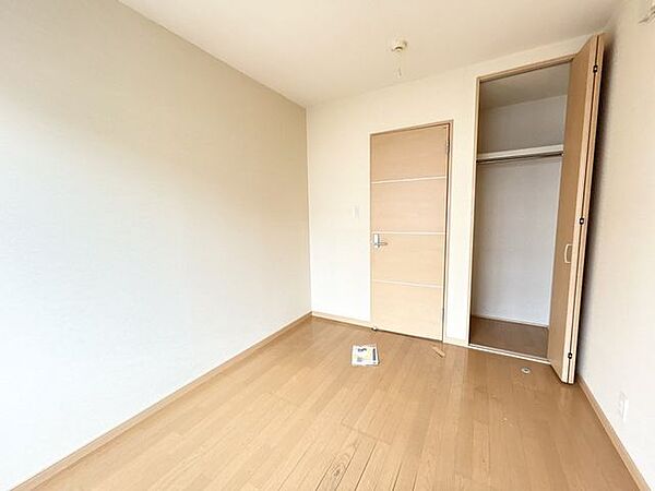 3階洋室です。掃き出し窓から心地よい風と暖かい光が入るお部屋です。バルコニーへはこの部屋から出ることができます。