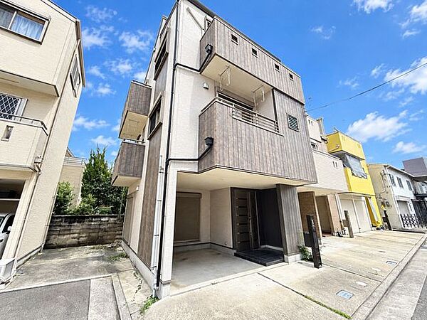 閑静な住宅街にあるお家です。内覧可能だからこそ見つかるお気に入りの一棟。お気軽にお問い合わせください。