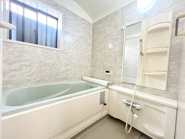 【浴室】1坪サイズの浴室になっております。足を延ばすことができるのは1日の疲れも取れていいですね。