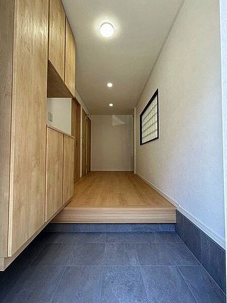 下駄箱新調　廊下も広々