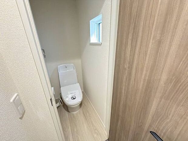 トイレ2か所ありmさう。温水洗浄便座もちろんついています
