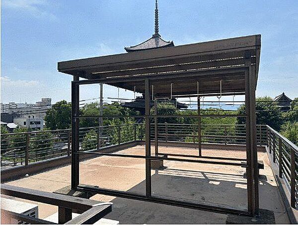 テラス屋根・目の前に五重の塔