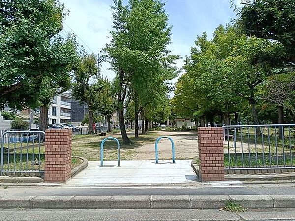 徒歩1分に大きな公園もあります。