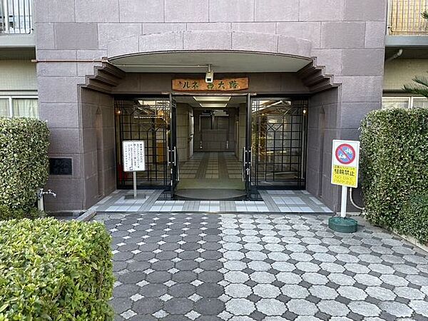 重厚感のあるエントランス入り口です。