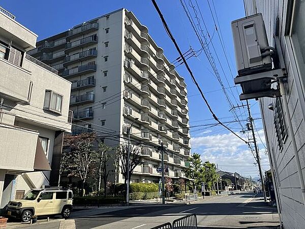 前面道路も広く、車での往来も便利です。