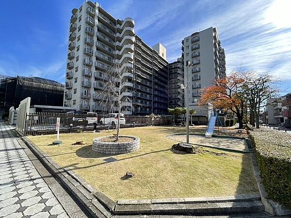 公園もあるので小さなお子様や大人の方の散歩にも良いですね。