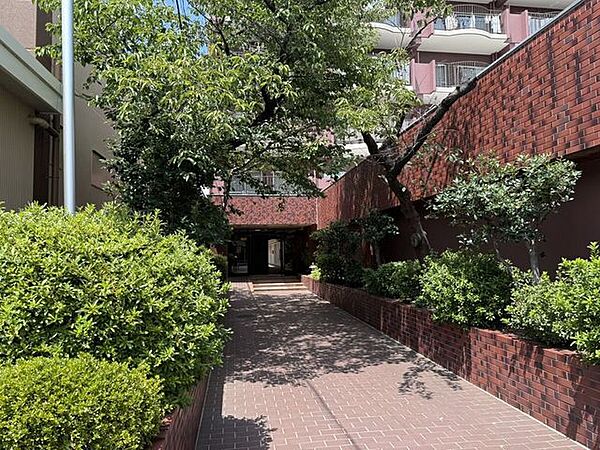 エントランスへ続く通路です