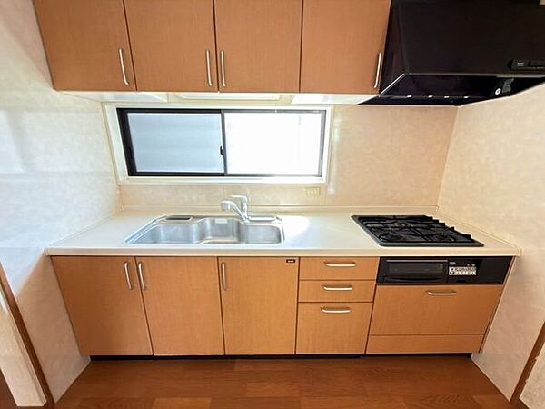 3つ口コンロのシステムキッチン