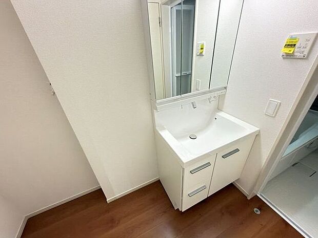 シャンプードレッサー付き三面鏡の洗面化粧台