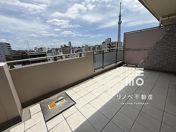 【バルコニー】14.88m2のワイドバルコニー。周りには高い建物もなく目線の抜ける気持ちい眺望です。スカイツリーも望めます♪
