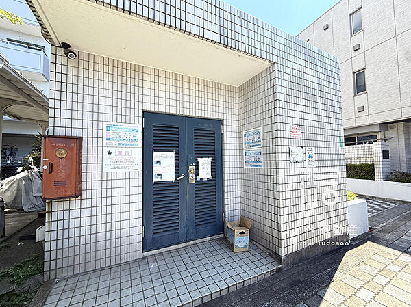 【ゴミ置き場】マンション共有のゴミ置き場です。こちらも綺麗に管理されています。