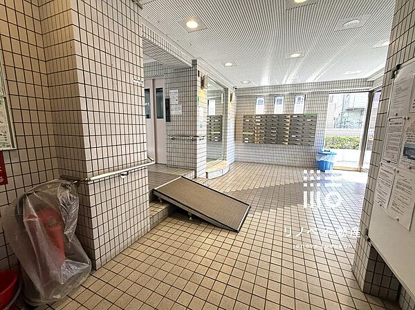 【エントランス】広々としていて、明るく清潔感のあるエントランスです。