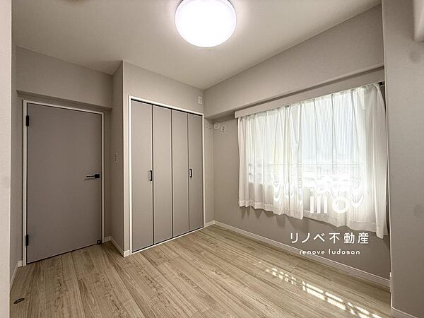 【洋室】グレーの建具がアクセントに◎角部屋につき2面採光で、明るい空間です。