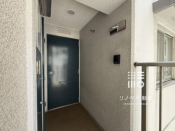 【玄関】廊下から少し奥まった位置にある為、住戸への出入りの際も周囲の視線が気になりにくくプライバシーに配慮された作りになっています。