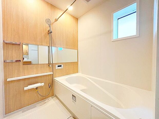木目のアクセントパネルでゆったり落ち着いた雰囲気です♪また鏡も大きく、より空間が広く感じられます♪