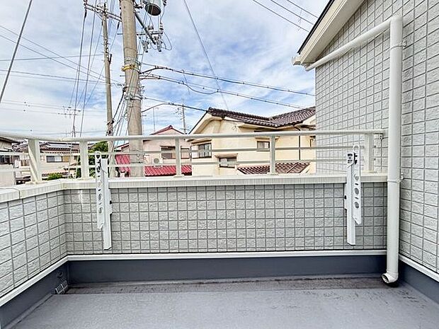 洗濯干しスペースあります。横に水道蛇口もあります。
