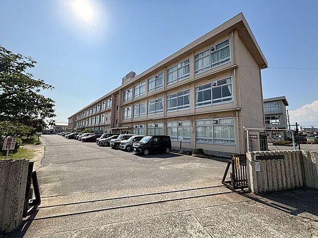 加古川市立平岡南小学校 740m