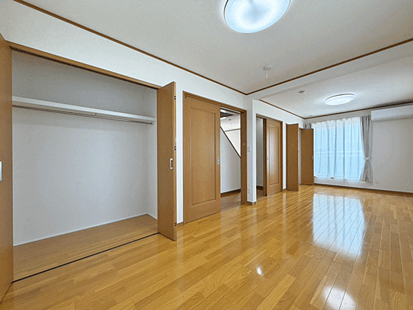 現在は約12帖の広々とした洋室として利用でき、将来的には間仕切りを設けて2部屋に分けることも可能♪