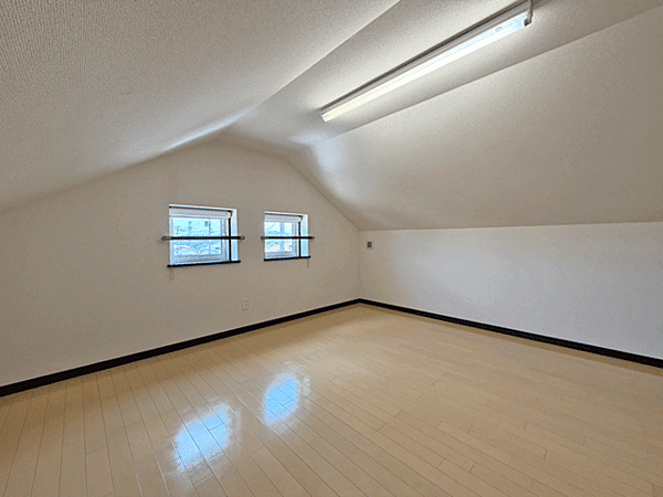 季節用品や思い出の品、アウトドア用品などをたっぷり収納できる便利な小屋裏収納◎