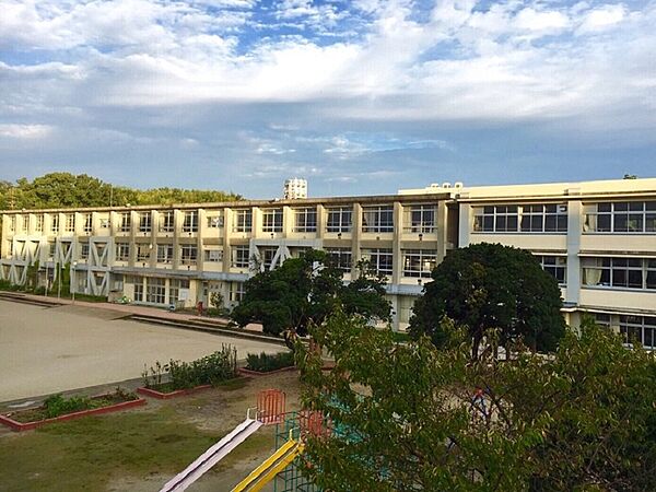 東山小学校まで徒歩約12分